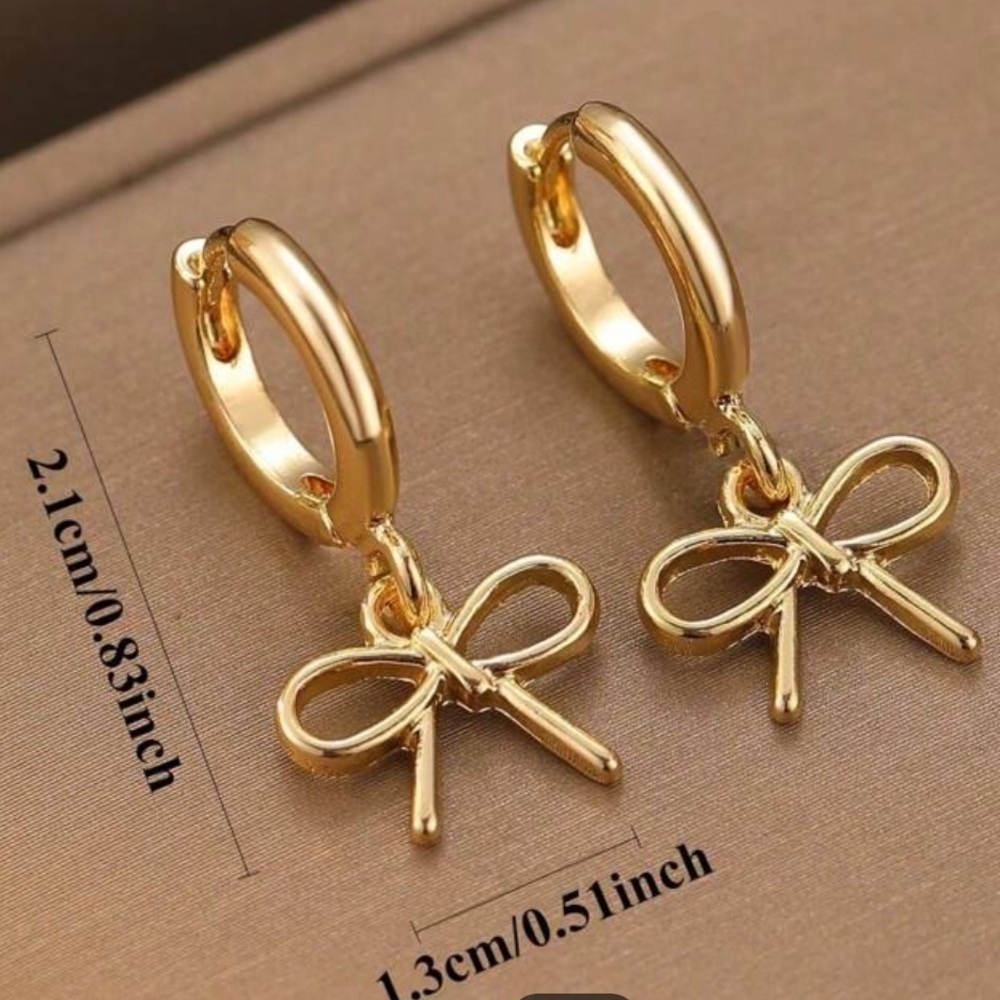Gold Huggie bow knot earrings - Picture 3 of 5